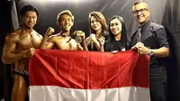 Ketua PERBAFI, Kemalsyah Nasution (paling kanan) bersama atlet Indonesia yang mentas di ajang WFF Malaysia Pro Qualifier, Kuala Lumpur, 1-3 Desember 2023. (Dokumentasi Perbafi)