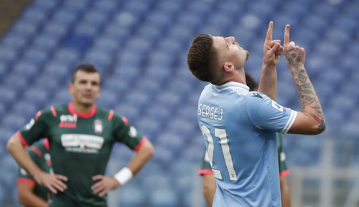 Gelandang Lazio, Sergej Milinkovic-Savic melakukan selebrasi usai mencetak gol pertama timnya ke gawang Crotone dalam laga lanjutan Liga Italia 2020/2021 pekan ke-27 di Olimpico Stadium, Roma, Jumat (12/3/2021). Lazio menang 3-2 atas Crotone. (AP/Alessandra Tarantino)