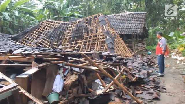 Belasan rumah rusak dan satu rumah roboh rata dengan tanah akibat angin kencang