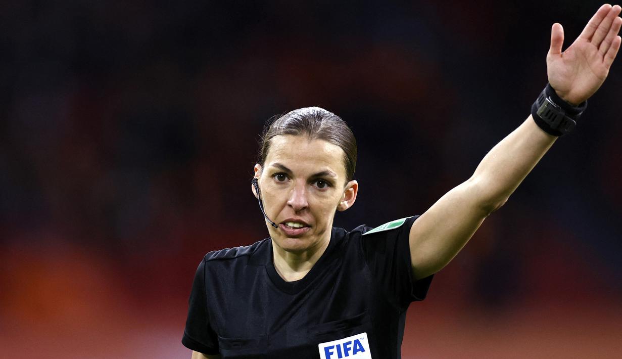 Wasit wanita asal Pancis, Stephanie Frappart saat memimpin laga Kualifikasi Piala Dunia 2022 Zona Eropa Grup G antara Belanda melawan Latvia di Johan Cruijff Arena, Amsterdam, Sabtu (27/3/2021). Belanda menang 2-0 atas Latvia. (AFP/Maurice van Steen/ANP)