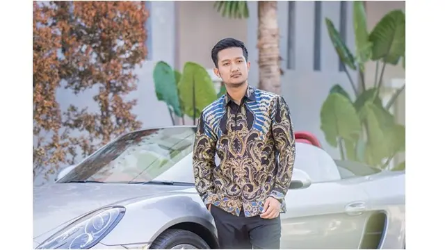 Sebelum menjadi pengusaha kaya raya, Tom merupakan seorang penjual sticker keliling.