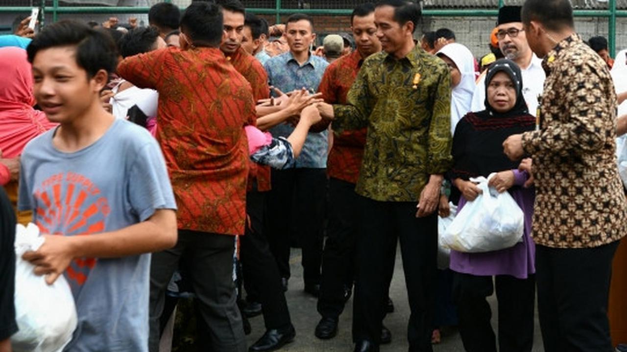 Presiden Jokowi bagi-bagi sembako di Menteng Dalam