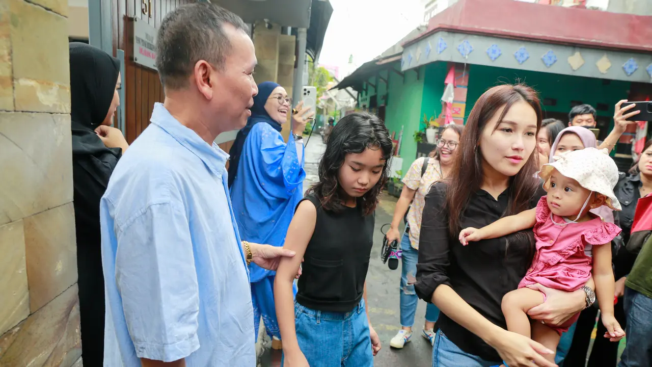 Bilqis temani Ayu Ting Ting nyoblos [Kapanlagi/M Akrom Sukarya]