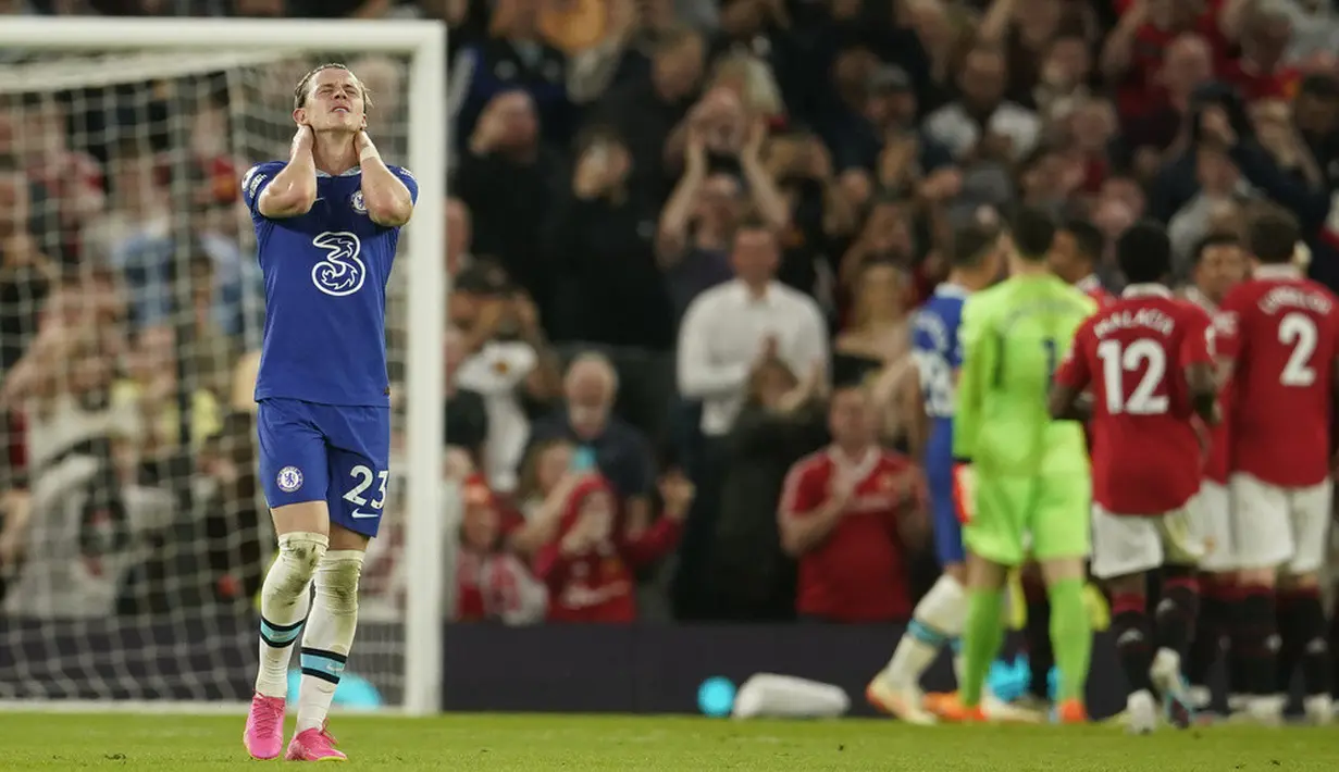 <p>Gawang Chelsea kembali kebobolan untuk ketiga kalinya lewat penalti Bruno Fernandes pada menit ke-73. Hanya berselang lima menit kemudian, Marcus Rashford berhasil mencetak gol dan membawa MU unggul 4-0. Chelsea baru mencetak gol lewat tendangan Joao Felix pada menit ke-89. (AP Photo/Dave Thompson)</p>