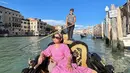 Mayangsari menikmati liburannya di Venesia dengan keliling naik gondola. Memakai dress pink, Mayang terlihat cantik. (instagram.com/mayangsari_official)