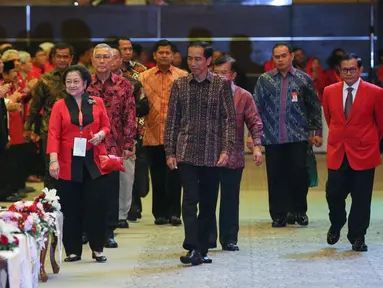 Presiden Joko Widodo didampingi Ketua Umum PDIP Megawati Soekarnoputri menghadiri Rakernas I PDIP di Jakarta, Minggu (10/1/2016). Rakernas tersebut bertajuk 'Mewujudkan Trisakti dengan Pembangunan Nasional Semesta Berencana'. (Liputan6.com/Faizal Fanani)