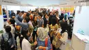 Pencari kerja melihat informasi lowongan pada Talent Fest dan Bursa Kerja Nasional 2019 di JI-EXPO Kemayoran, Jumat (23/2). Tersedia 18.148 lowongan pekerjaan yang meliputi 1.242 jabatan dari 157 perusahaan di berbagai sektor. (Liputan6.com/Angga Yuniar)