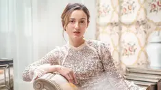 Selain berbakat dalam dunia seni peran, wanita yang baru menikah dengan David Tjiptobiantoro ini juga menggeluti modeling. Julie Estelle pun kerap melakukan berbagai pemotretan. Parasnya yang cantik membuat banyak fotografer memilih dia sebagai model. (Liputan6.com/IG/@julstelle)