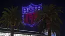 Sebanyak 500 drone terbang membentuk logo NFL  saat Super Bowl LVI Drone Show di atas Los Angeles Convention Center, California, Amerika Serikat, 11 Februari 2022. The Rams dijadwalkan bertanding melawan Cincinnati Bengals dalam Super Bowl pada 13 Februari 2022. (AP Photo/Damian Dovarganes)
