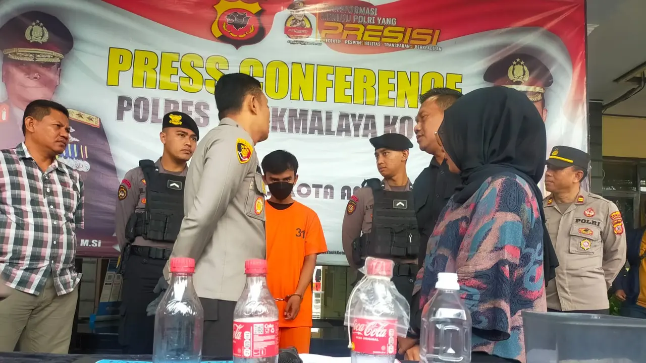 Kapolres Tasikmalaya Kota, AKBP Aszhari Kurniawan bersama barang bukti dalam perkara pesta miras oplosan pembawa maut di Kota Tasikmalaya. (Liputan6.com/Jayadi Supriadin)