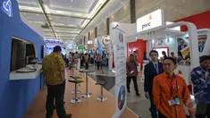 Para pengunjung terlihat berkeliling untuk melihat stan-stan pada pameran Indonesian Petroleum Association di Jakarta Convention Center, Jakarta, Rabu (20/5/2015). (Liputan6.com/Faizal Fanani)