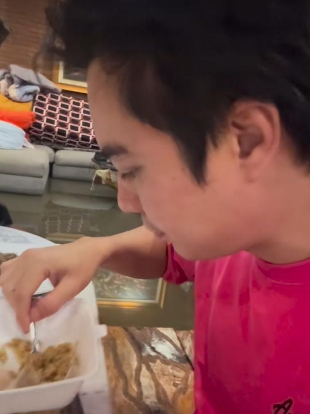 Rumah kebanjiran Baim Wong tetap menyantap makanannya. (credit:instagram.com/baimwong)