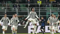 Gelandang Juventus, Weston McKennie (tengah) berselebrasi usai mencetak gol ke gawang Inter Milan pada pertandingan final Piala Super Italia 2021 di Stadion San Siro di Milan, Italia, Kamis (13/1/2022). Inter Milan menang tipis atas Juventus 2-1 lewat perpanjangan waktu.  (AP Photo/Luca Bruno)