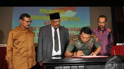 Penandatanganan piagam itu disaksikan langsung Menteri PAN-RB Azwar Abubakar, Ketua KPK Abraham Samad dan Ketua Ombudsman RI Danang Garindrawardana, Jakarta, Senin (11/8/2014) (Liputan6.com/Miftahul Hayat)