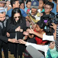 Aktor sekaligus presenter Raffi Ahmad tampak ditemani sang istri, Nagita Slavina (Gigi) dan Denny Cagur saat berziarah ke makam Olga Syahputra di TPU Malaka, Pondok Kelapa, Jakarta, Selasa (31/3/2015). (Liputan6.com/Panji Diksana) 