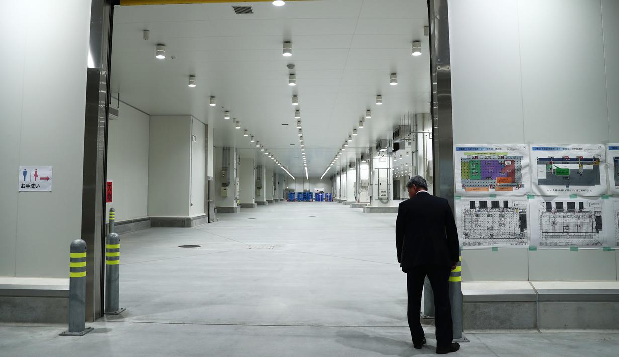 Seorang pria melihat bagian dari pasar ikan Toyosu sebelum upacara pembukaan, di Tokyo, Kamis (13/9). Disini akan menjadi lokasi baru untuk Pasar Ikan Tsukiji yang jadi destinasi wisata favorit yang telah dibuka sejak tahun 1935. (AFP/Behrouz MEHRI)