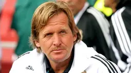 Real Madrid&#039;s manager Bernd Schuster looks on before the game against SV Hamburg during the Emirates Cup competition at the Emirates stadium in north London, on August 2, 2008. AFP PHOTO/CHRIS RATCLIFFE 