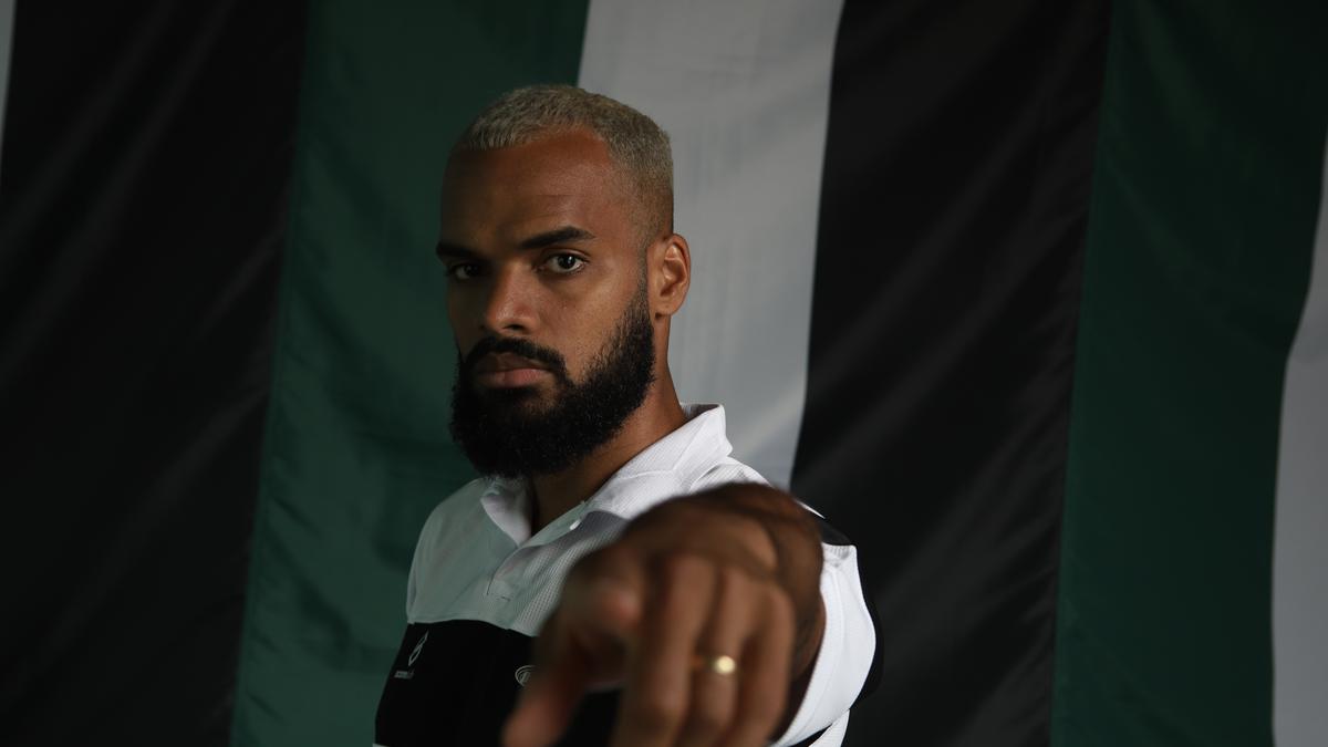 BRI Liga 1: Berbagi Kebahagiaan pada Natal, Bek PSS Sleman asal Ghana jadi Santa Claus