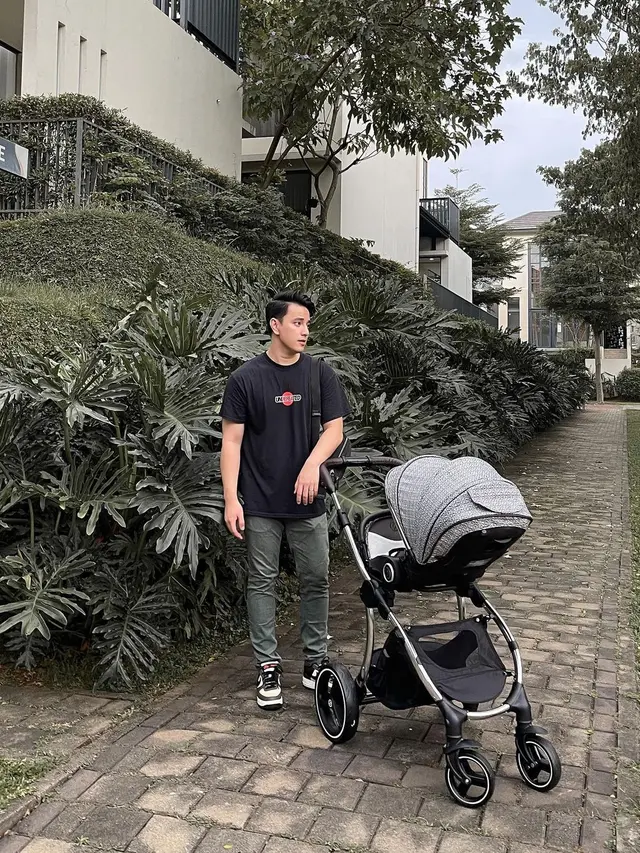 6 Potret Seru Billy Davidson Asuh Baby Pierce yang Kini Makin Gemas