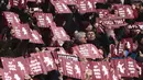 Suporter Torino membawa banner saat mendukung timnya melawan Juventus pada laga Serie A  di Stadio Grande Torino, Turin (18/2/2018). Juventus menang 1-0. (AFP/Marco Bertorello)