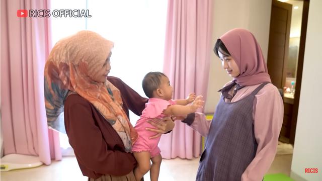 Dicecar Pertanyaan Soal Keluarga, Ini 6 Momen Kebersamaan Catheez dan Ria Ricis