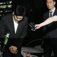 Suga BTS datang ke Kantor Polisi Yongsan pada 23 Agustus 2024. (AP Photo/Ahn Young-joon)