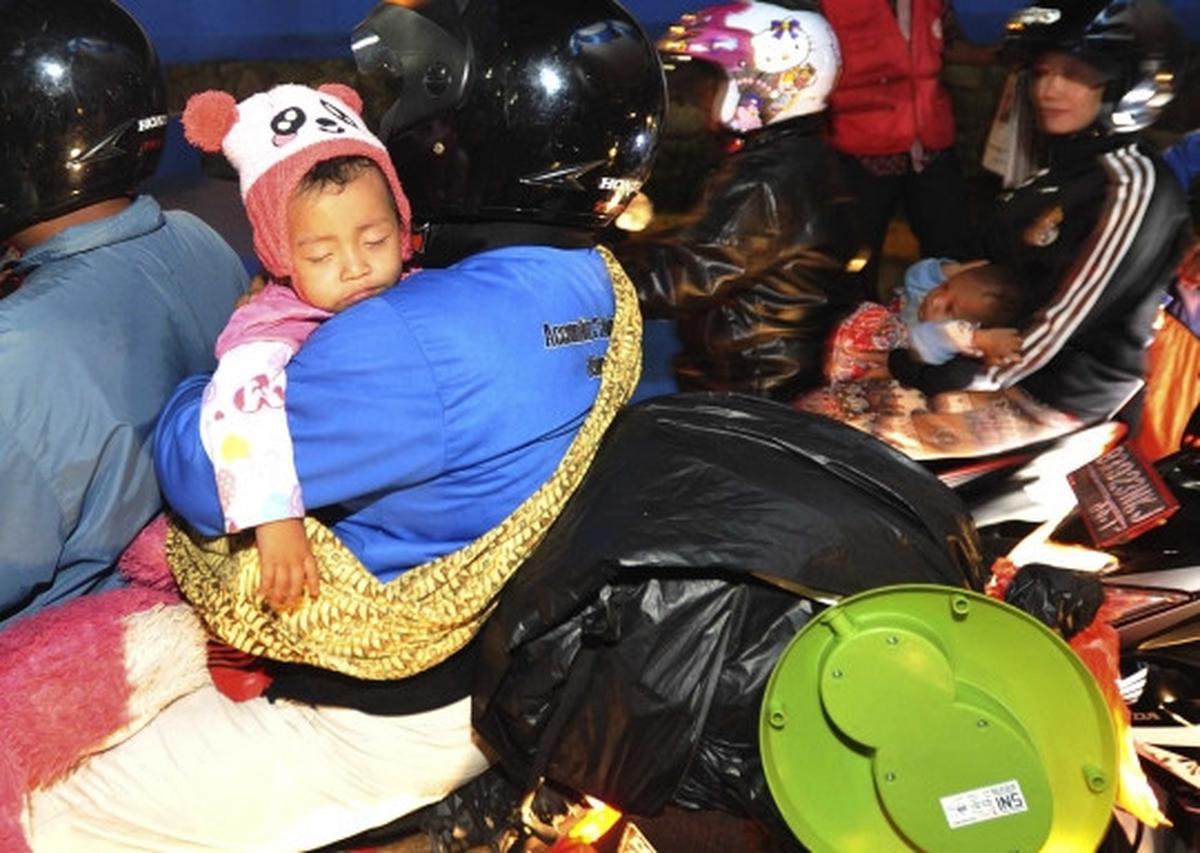 Potret lelah anak-anak pemudik sepeda motor
