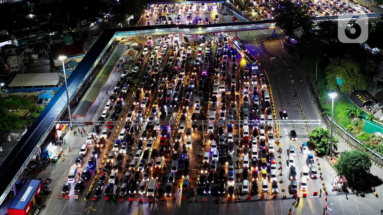 Puncak Arus Mudik Lebaran 2025 di Pelabuhan Merak, Ribuan Mobil Antre Masuk Kapal