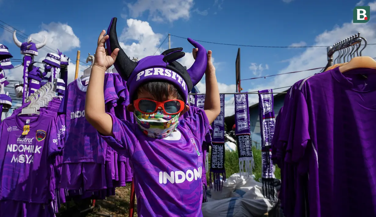 Seorang suporter cilik Persita Tangerang sedang bersiap saat pertandingan persahabatan antara Persita Tangerang melawan PSM Makassar di Indomilk Arena, Tangerang, Rabu (01/06/2022). Pertandingan berakhir dengan skor imbang 1-1. (Bola.com/Bagaskara Lazuardi)