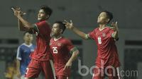 Pemain Timnas Indonesia U-16 merayakan gol yang dicetak Yadi Mulyadi ke gawang Singapura pada laga uji coba di Stadion Wibawa Mukti, Cikarang, Kamis, (8/6/2017). Indonesia menang 4-0. (Bola.com/M Iqbal Ichsan)