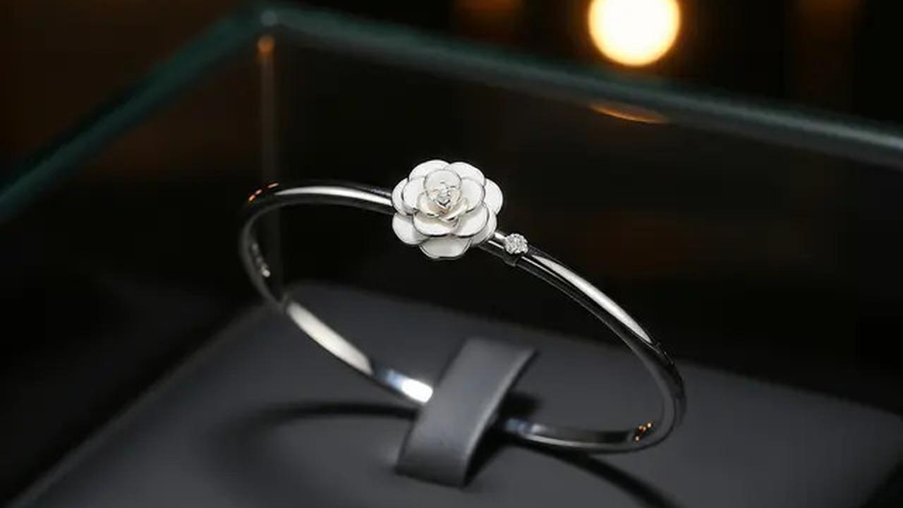 7 Model Gelang Bangle Tipis dengan Aksen Bunga, Sentuhan Klasik yang Tetap Kekinian