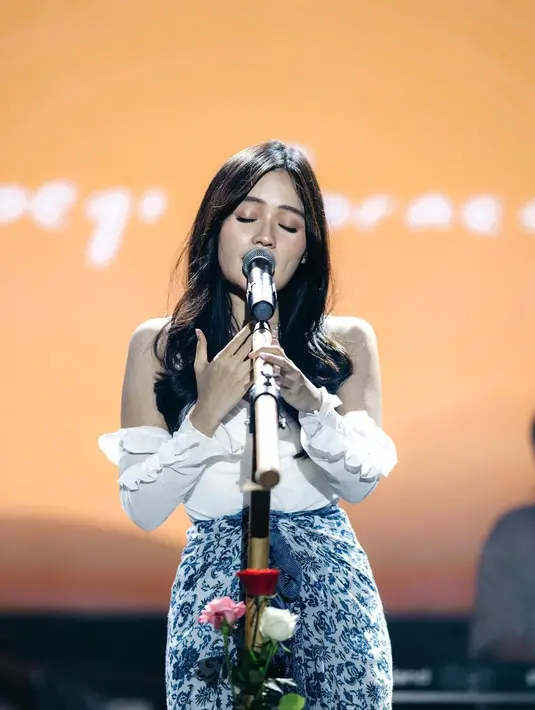 Kain batik juga pernah dikenakan Fanny sebagai rok lilit dipadukan dengan atasan sabrina putih [@fannysoegi]