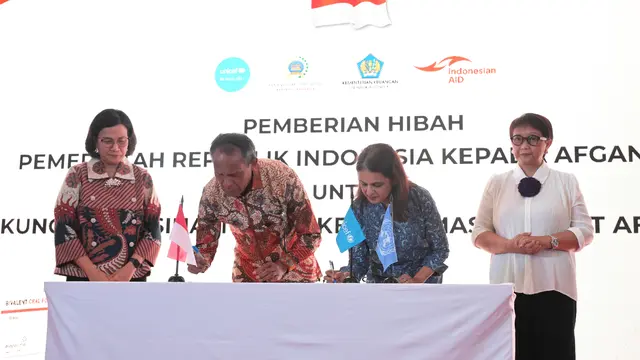 Pemberian hibah bantuan vaksin polio dari pemerintah Indonesia untuk masyarakat Afghanistan di Bandara Soekarno Hatta, Jakarta, Kamis (7/3/2024). (Dok. Kemlu RI)