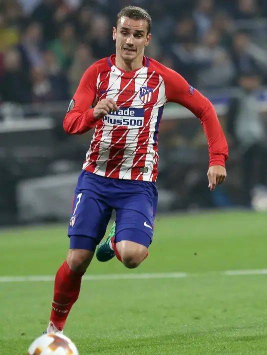 Pemain Atletico Madrid Antoine Griezmann mengontrol bola saat melawan Marseille dalam pertandingan final Liga Europa di Stade de Lyon, Prancis (16/5). (AP Photo / Laurent Cipriani)
