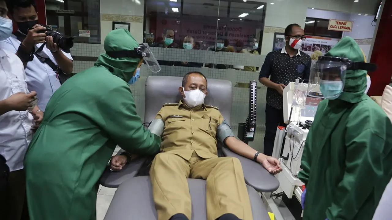 Wakil wali kota Surabaya Armudji skiring untuk donor plasma. (Dian Kurniawan/Liputan6.com)