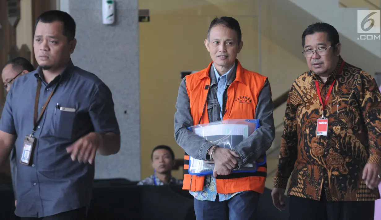 Direktur Teknologi PT Krakatau Steel nonaktif Wisnu Kuncoro (tengah) usai menjalani pemeriksaan di Gedung KPK, Jakarta, Rabu (19/6/2019). Wisnu diperiksa sebagai tersangka terkait dugaan menerima suap pengadaan barang dan jasa. (merdeka.com/Dwi Narwoko)