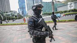 Petugas Brimob dengan senjata lengkap berjaga di kawasan Bundara HI, Jakarta, Kamis (24/12/2020). Kendaraan taktis Baracuda juga dikerahkan untuk mengamankan kawasan tersebut pada malam Natal dan perayaan Tahun Baru. (Liputan6.com/Faizal Fanani)