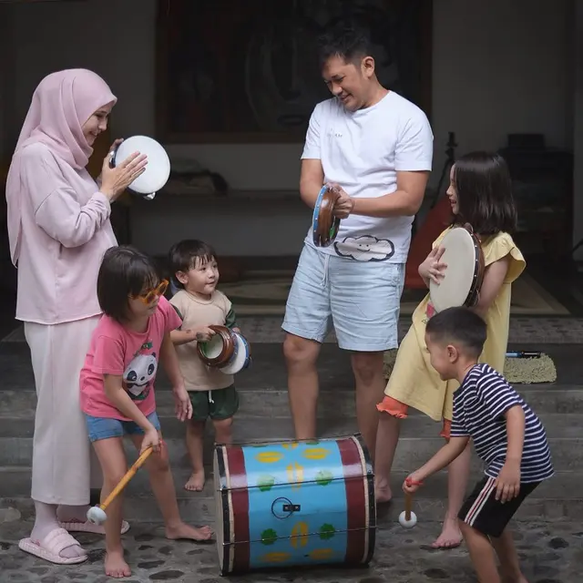 Zaskia Adya Mecca dan keluarga. (Foto: Instagram @zaskiadyamecca)