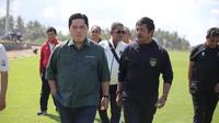 Ketua PSSI ditemani Pelatih Timnas Indonesia U-22, Indra Sjafri saat mengunjungi seleksi Timnas U-17 di Bali United Training Center. (Bola.com/Alit Binawan)