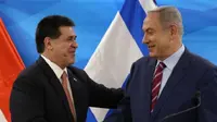 Presiden Paraguay Horacio Cartes (kiri) dan Perdana Menteri Israel Benjamin Netanyahu  (Gali Tibbon/AFP)