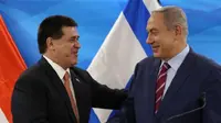 Presiden Paraguay Horacio Cartes (kiri) dan Perdana Menteri Israel Benjamin Netanyahu  (Gali Tibbon/AFP)