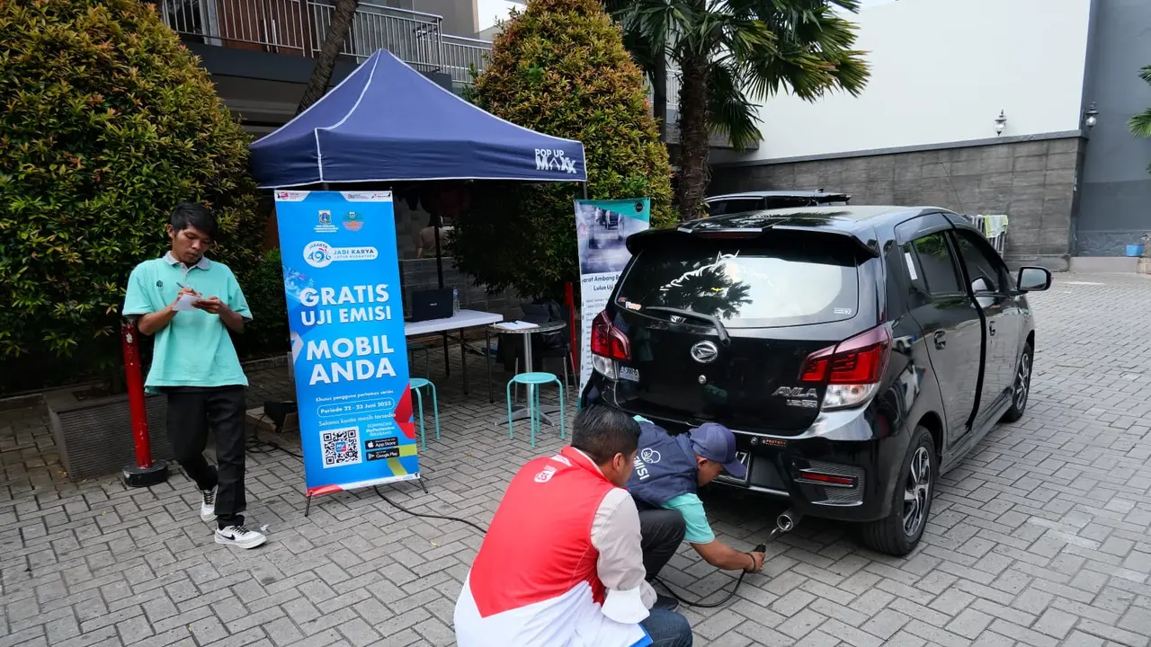 Pertamina Patra Niaga melalui Regional Jawa Bagian Barat (JBB) bekerjasama dengan pemda DKI Jakarta mengadakan uji emisi kendaraan mobil gratis bagi konsumen Pertamax Series. Foto: Pertamina