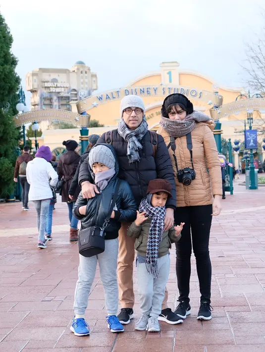 Anak Bunga Zainal dan Kakak Sambungnya (Sumber: Instagram/bungazainal05)