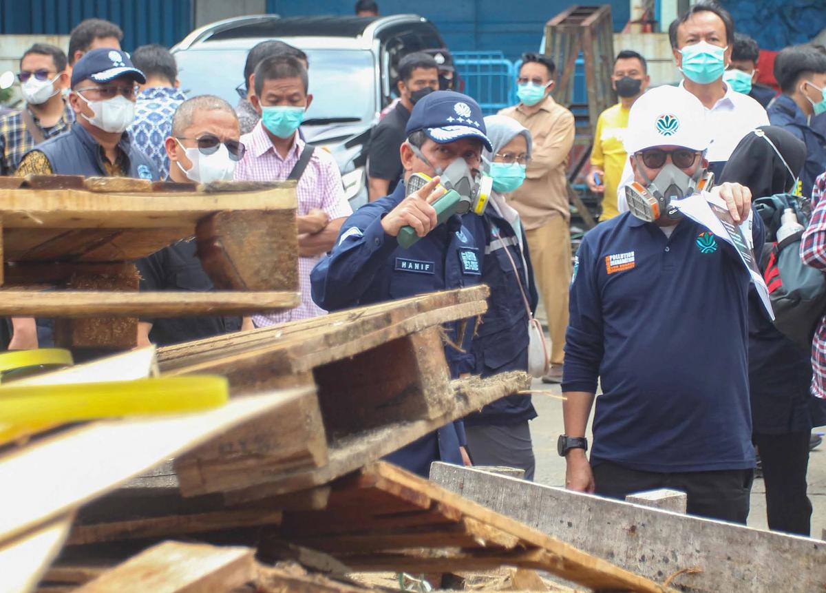 FOTO: KLH Segel Gudang Pestisida di Tangerang Selatan Terkait Pencemaran Sungai Cisadane
