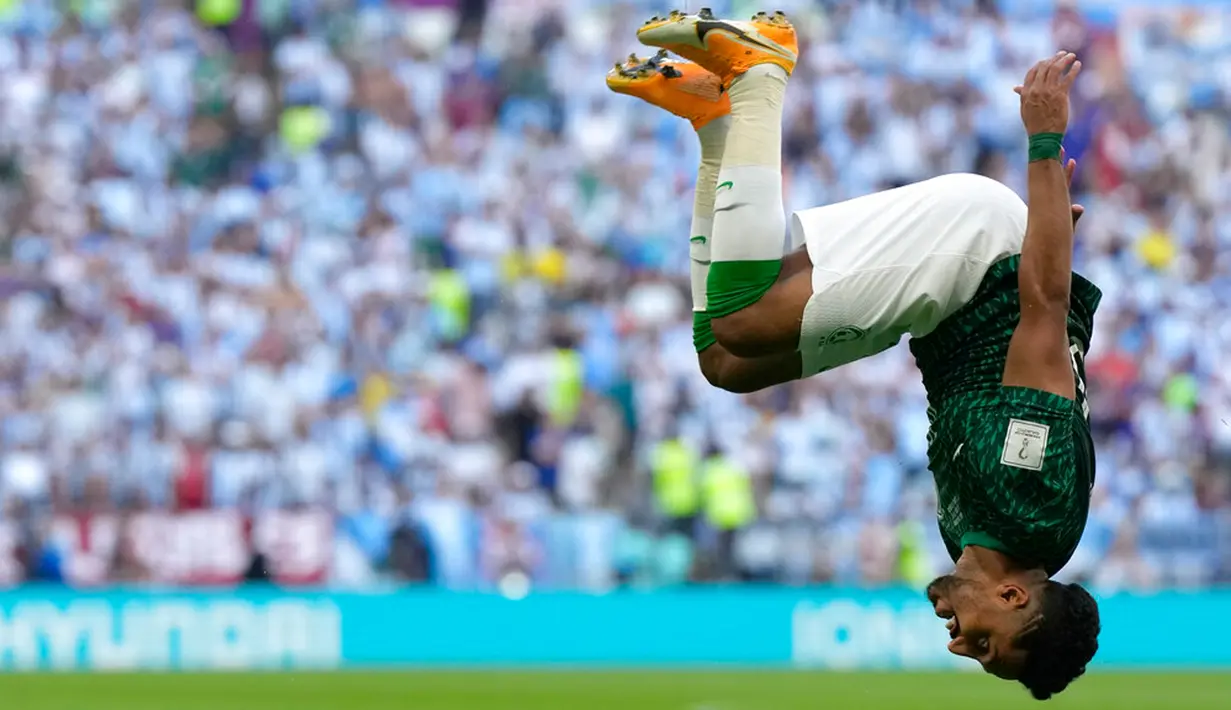Pemain Arab Saudi Salem Al-Dawsari melakukan selebrasi usai mencetak gol ke gawang Argentina pada pertandingan sepak bola Grup C Piala Dunia 2022 di Stadion Lusail, Lusail, Qatar, Selasa (22/11/2022). Arab Saudi mengalahkan Argentina dengan skor 2-1. (AP Photo/Ricardo Mazalan)