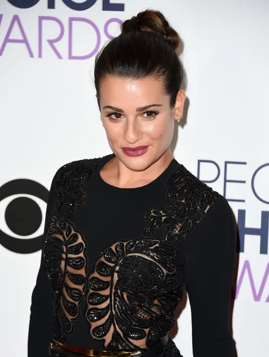 Lea Michele. Bintang ‘Glee’ yang satu ini menjadi salah satu gadis di SMA-nya yang tidak melakukan operasi hidung. Dan terbukti hingga kini Lea Michele tetap memukau dengan apa adanya. (AFP/Bintang.com)
