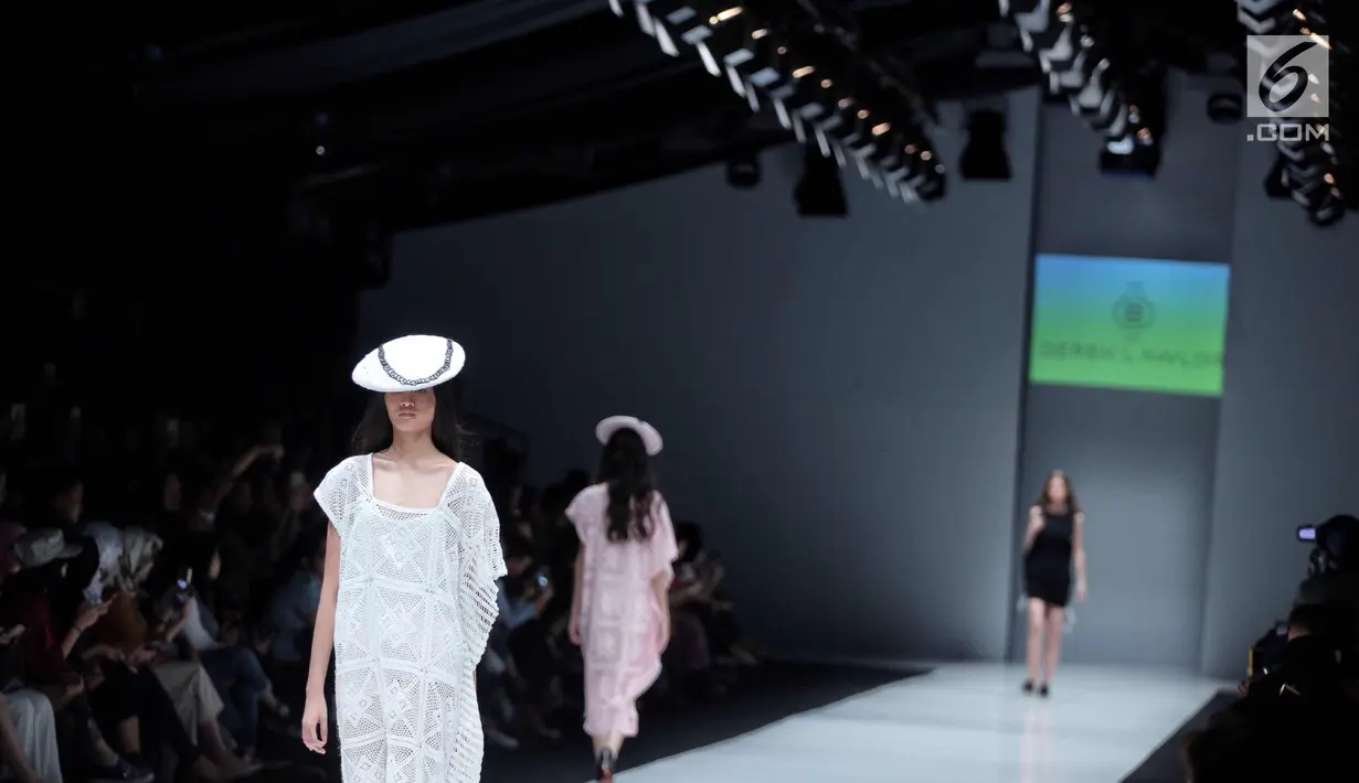 Seorang model membawakan busana rancangan desainer Derek Lawlor pada ajang Jakarta Fashion Week 2018 di Senayan City, Jumat (27/10). Melalui Derek Lawlor, British Council membawakan inspirasi dari negeri monarki. (Liputan6.com/Faizal Fanani)