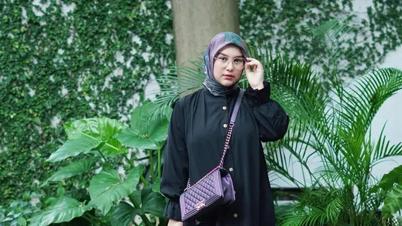 6 Model Gamis Hitam Elegan Irish Bella dan Setelan Hijabnya, Inspirasi Gaya Modis Ibu Muda Usia 30-an di 2025
