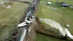 Rangkaian kereta terhempas ke luar rel menyusul kecelakaan yang terjadi di Georgetown, Kentucky, Amerika Serikat, Senin (19/3). Kecelakaan melibatkan dua kereta barang. (Ron Garrison/Lexington Herald-Leader via AP)