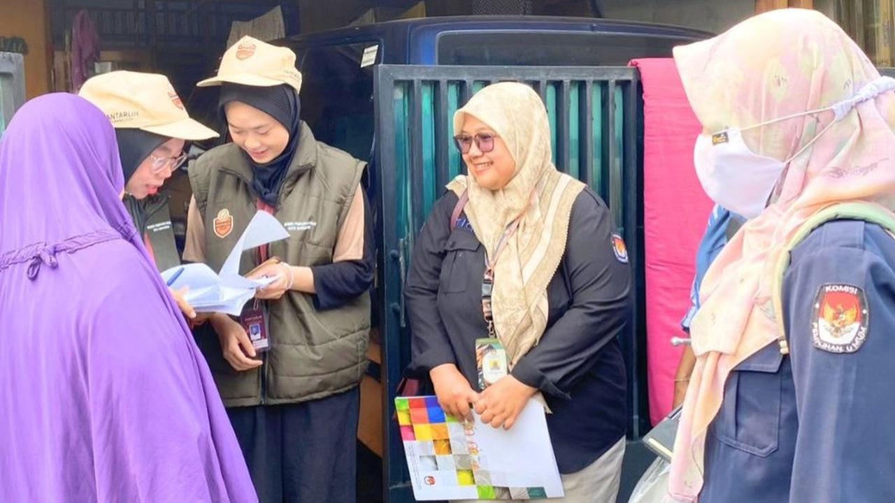 Petugas Pantarlih  Kota Tangerang tengah mencocokkan data pada formulir Model A Daftar Pemilih dengan KTP-elektronik. (Istimewa)